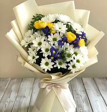 Букет цветов из:  Ирисы, Хризантемы и Розы в Дивноморское